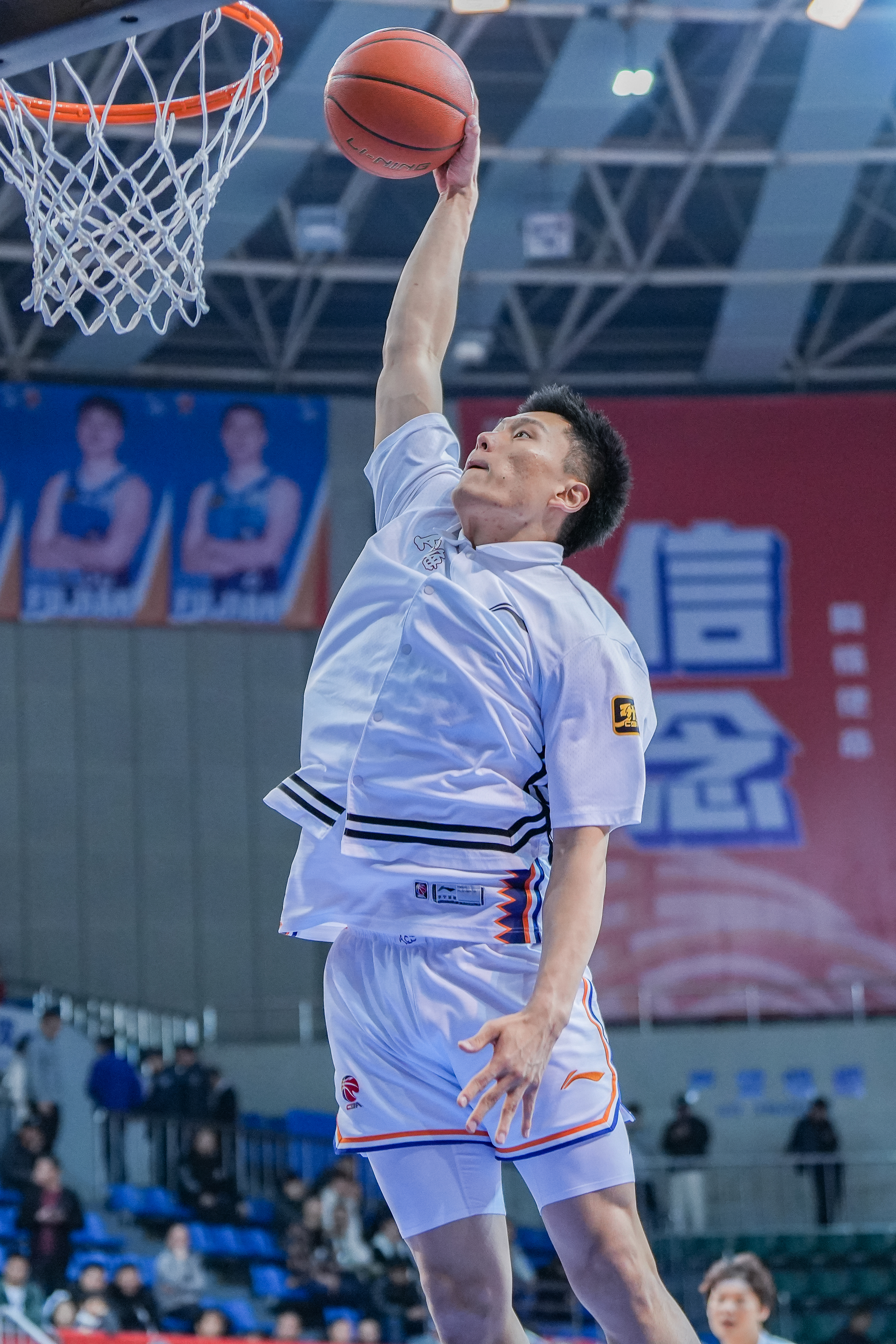  持續(xù)漲球！上海男籃“李花”組合—李弘權、李添榮