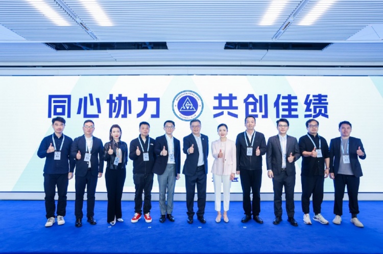  足球報(bào)：10家企業(yè)捧場(chǎng)新賽季出征儀式，深圳新鵬城進(jìn)一步做強(qiáng)做優(yōu)