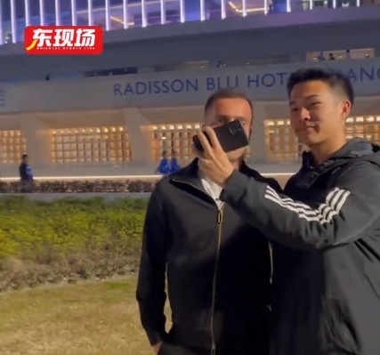  塞爾吉尼奧現(xiàn)身上海八萬人體育場，并與球迷親切打招呼合影