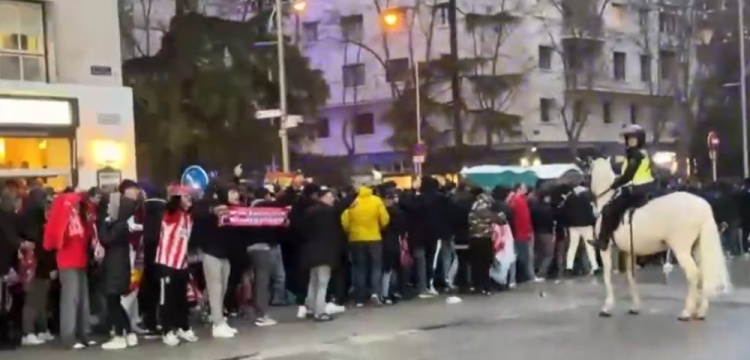  馬競球迷進入伯納烏時向人群投擲雜物，導致安保對其進行脫鞋檢查