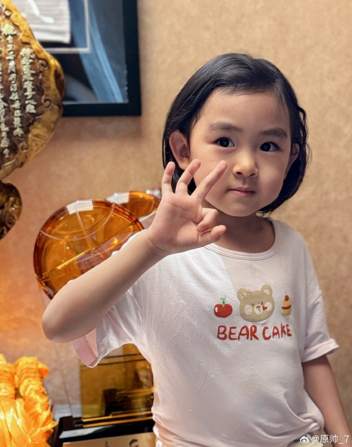  三分大賽三冠王！原帥曬三冠獎(jiǎng)杯：完成了女兒給安排的任務(wù)！