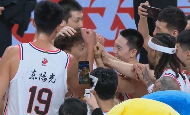  淚目！賽后廣東隊(duì)將趙睿圍在中間碰拳