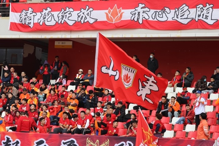 主場上萬名球迷的吶喊助威，給山東體彩女足征戰(zhàn)女超增添了能量與動力