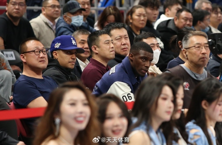 真籃球迷！國安外援法比奧攜玉昆外援科斯塔來到五棵松觀戰(zhàn)CBA