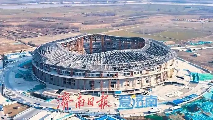 魯媒：戴上1.6萬噸“鋼鐵巨冠”，黃河體育中心球場完成屋蓋施工