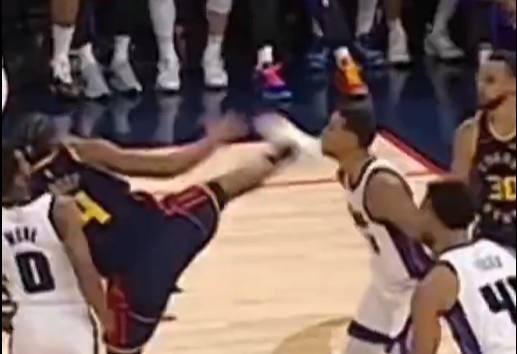  抬腳過(guò)高踢到了對(duì)手下巴！NBA官方：穆迪這一動(dòng)作被判1級(jí)惡犯