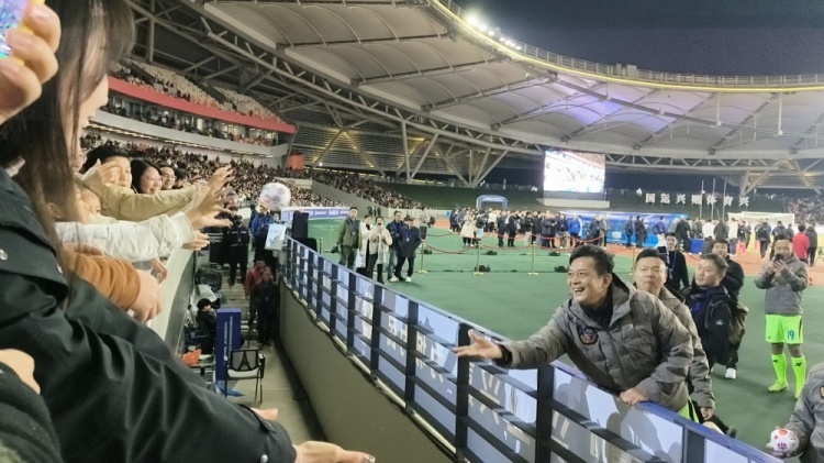  中國香港明星足球隊40載巡回賽樂山站，1-2不敵海浪明星足球隊