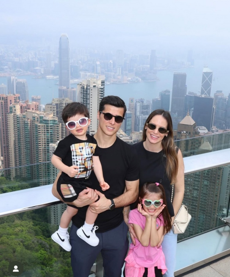  特謝拉帶家人赴中國香港過周末，陳晉一留言：這是個好地方