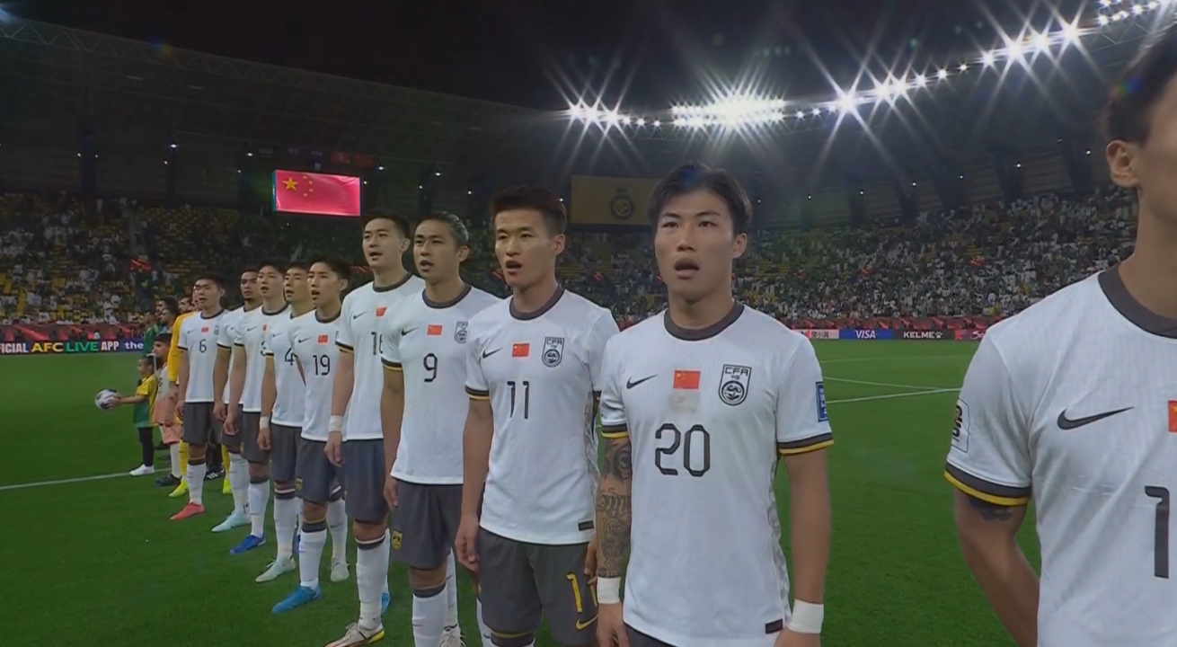  大戰(zhàn)一觸即發(fā)！賽前國(guó)歌儀式，國(guó)足首發(fā)11人高唱國(guó)歌