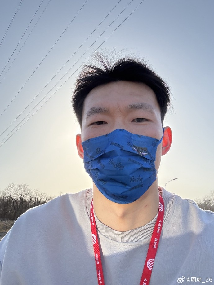  悠閑！周琦騎京牌電動車出行：太陽出來了 開京牌兜兜風(fēng)！
