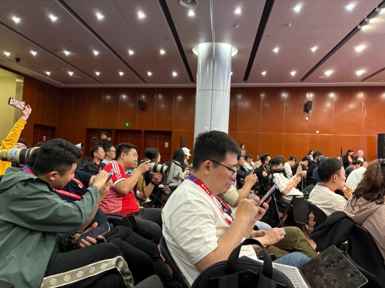  萬眾矚目！記者擠滿國足賽前新聞發(fā)布廳，賽場記者預(yù)計(jì)超300人