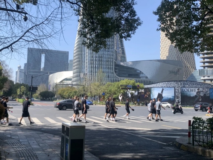  心態(tài)放松，有網(wǎng)友拍到澳大利亞隊早上在萬象城citywalk