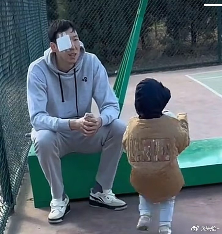  顧家好男人！記者曬出周琦手術(shù)后回歸家庭帶娃照片