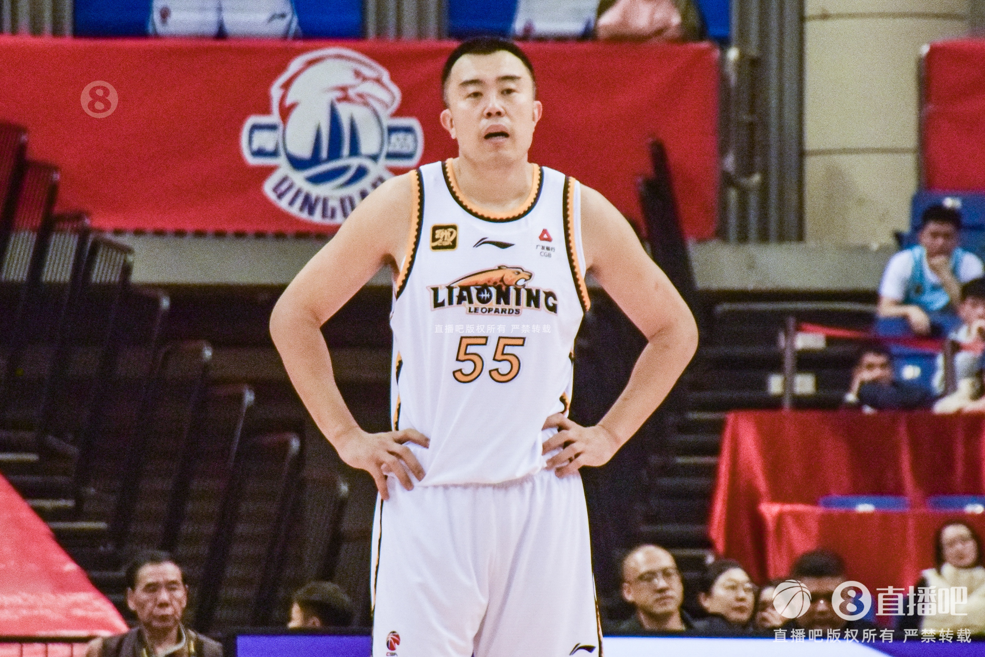  老將不容易！韓德君帶傷出戰(zhàn)半場6分鐘5犯 僅2板2助