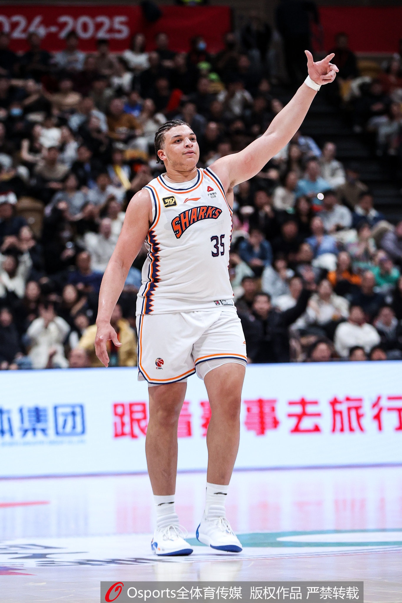  小坦克！洛夫頓上半場9中6砍18分12板3助 4次犯規(guī)是隱患
